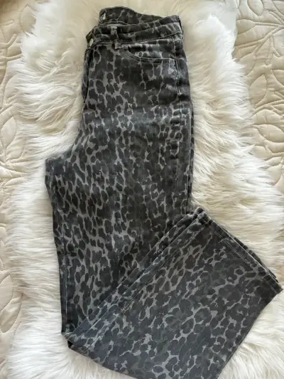 Jeans de mujer con estampado animal print gris - miniatura 1
