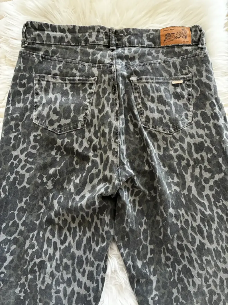 Jeans de mujer con estampado animal print gris - 2