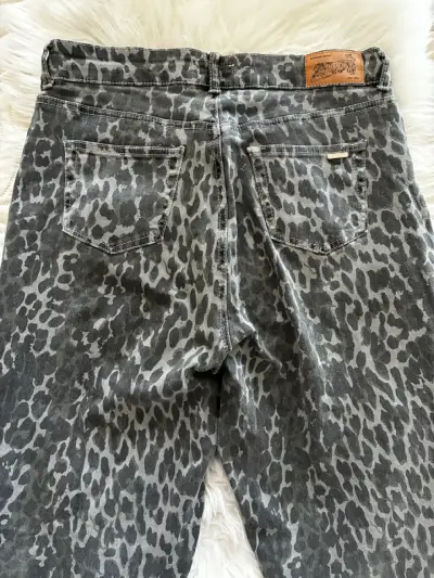 Jeans de mujer con estampado animal print gris - miniatura 2