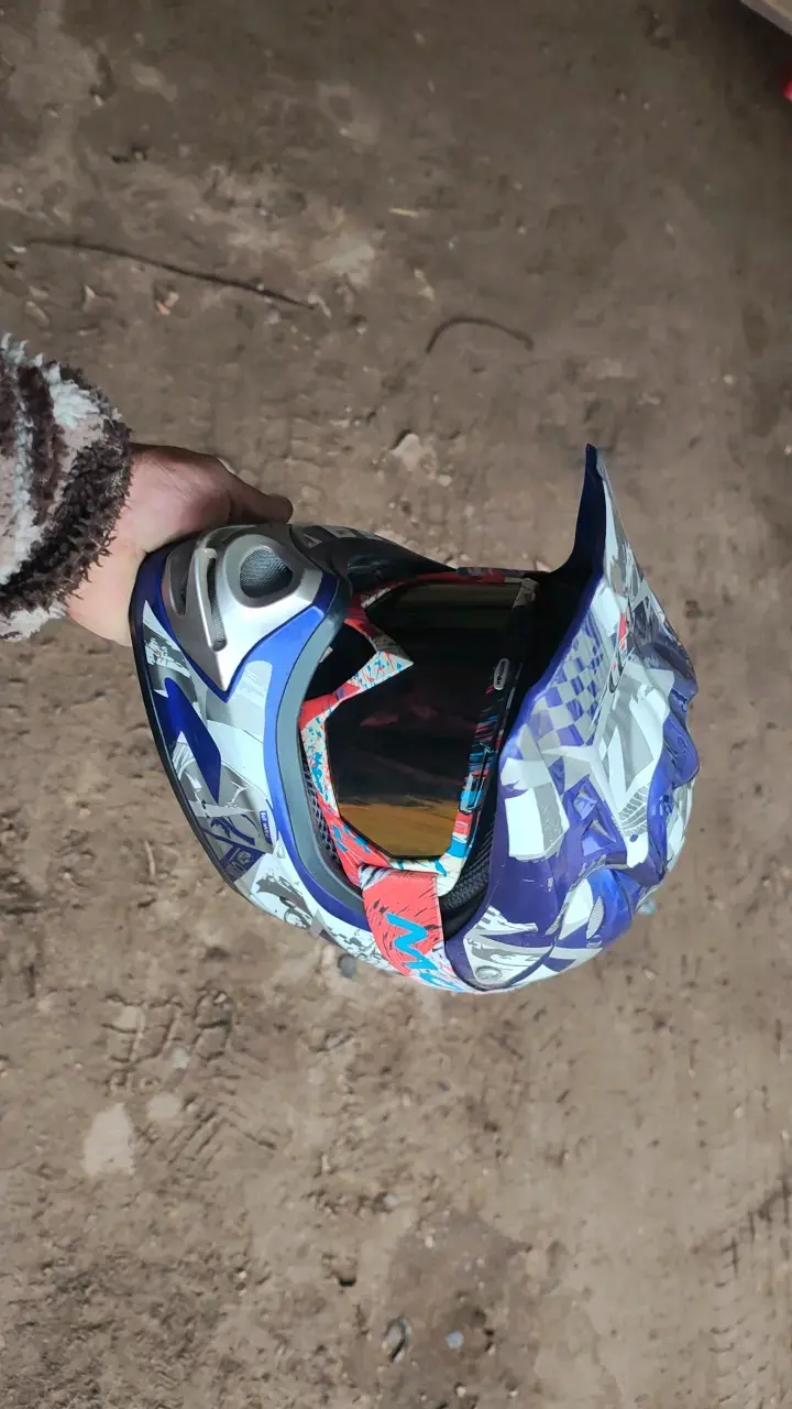 Casco de motocross azul con diseño gráfico - 1