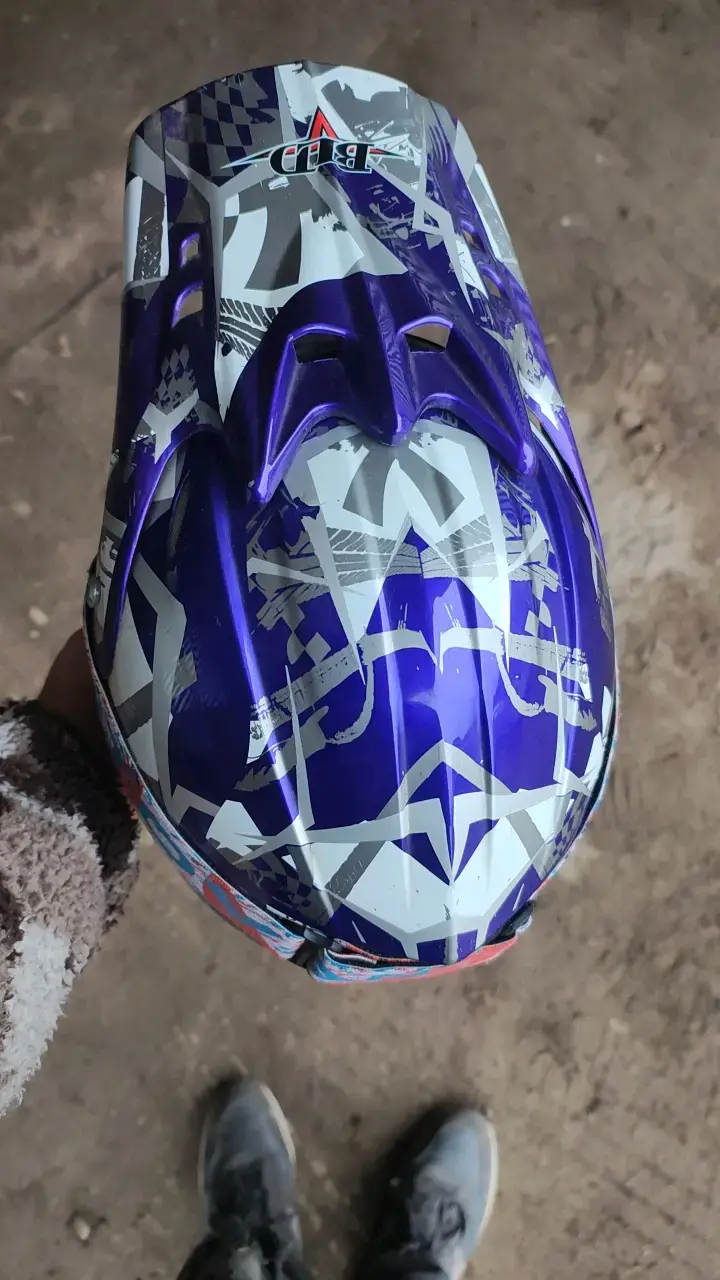 Casco de motocross azul con diseño gráfico - 2