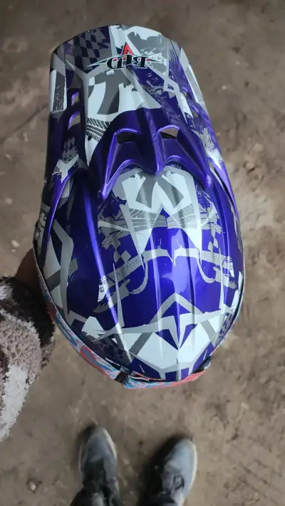 Casco de motocross azul con diseño gráfico - miniatura 2