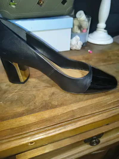 Zapatos de tacón negro con detalle dorado - miniatura 1