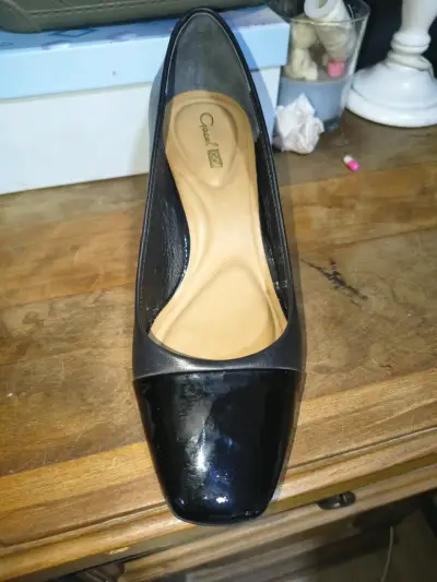 Zapatos de tacón negro con detalle dorado - miniatura 2