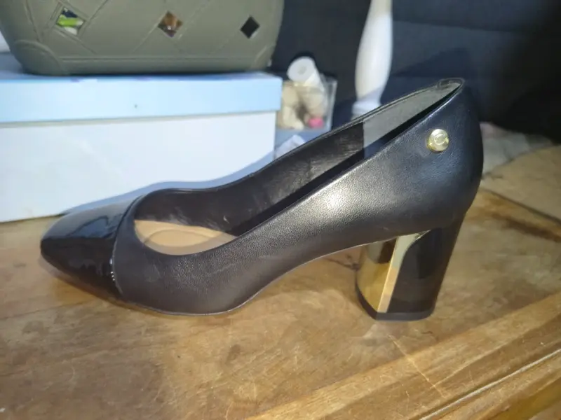 Zapatos de tacón negro con detalle dorado - 3
