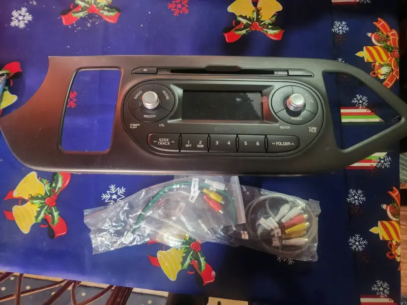 Radio de auto con panel frontal y cables - 1