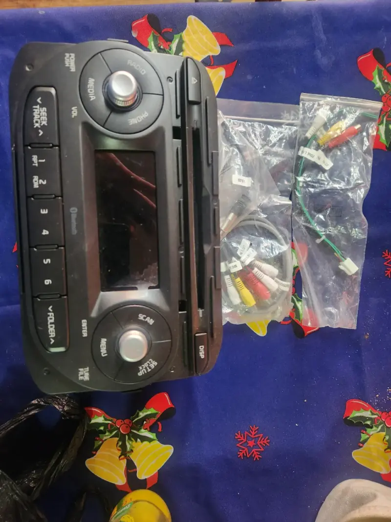 Radio de auto con panel frontal y cables - 2