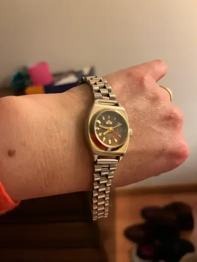 Reloj de pulsera dorado y plateado para mujer - miniatura 1
