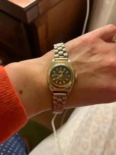 Reloj de pulsera dorado y plateado para mujer - miniatura 2