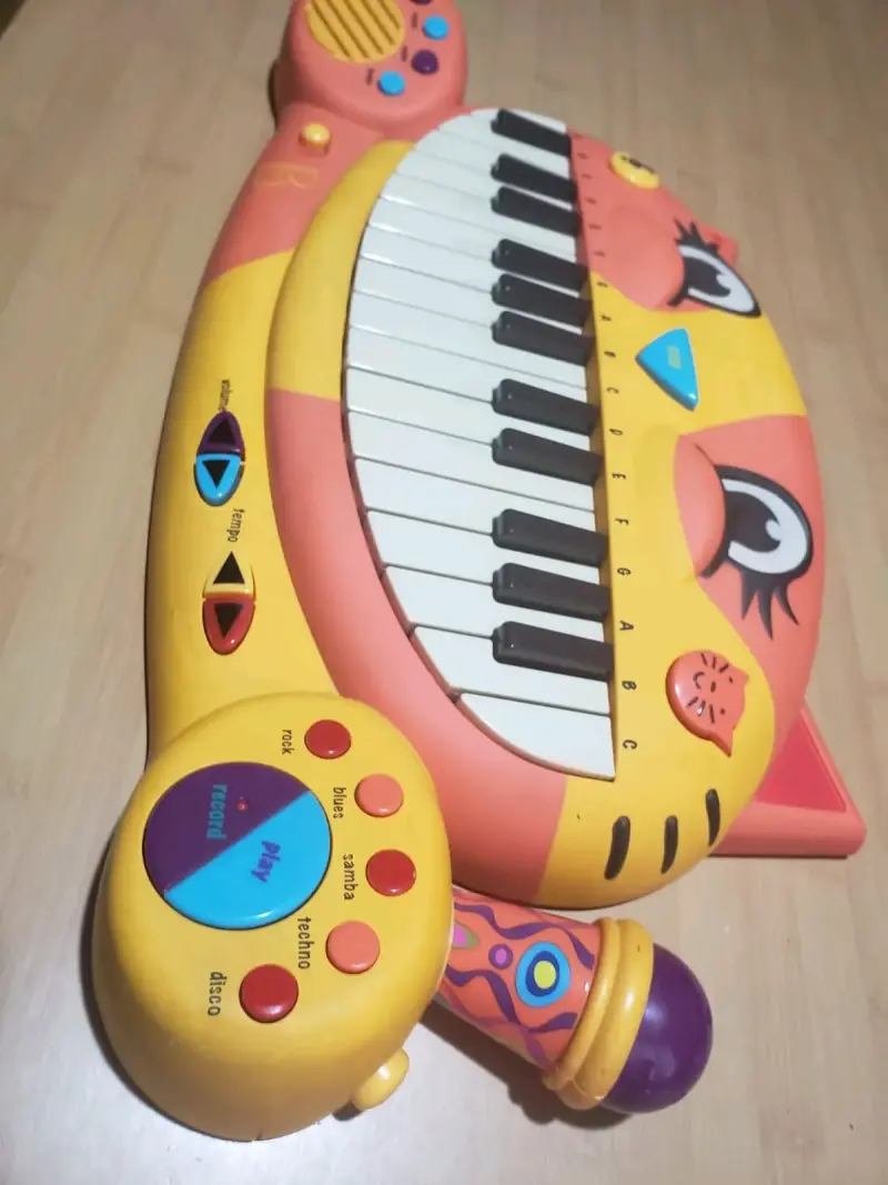 Piano infantil en forma de gato con sonidos y luces - 3