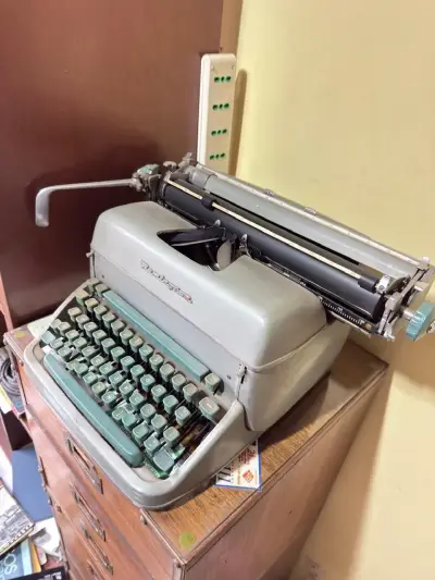 Máquina de escribir vintage Remington gris - miniatura 1