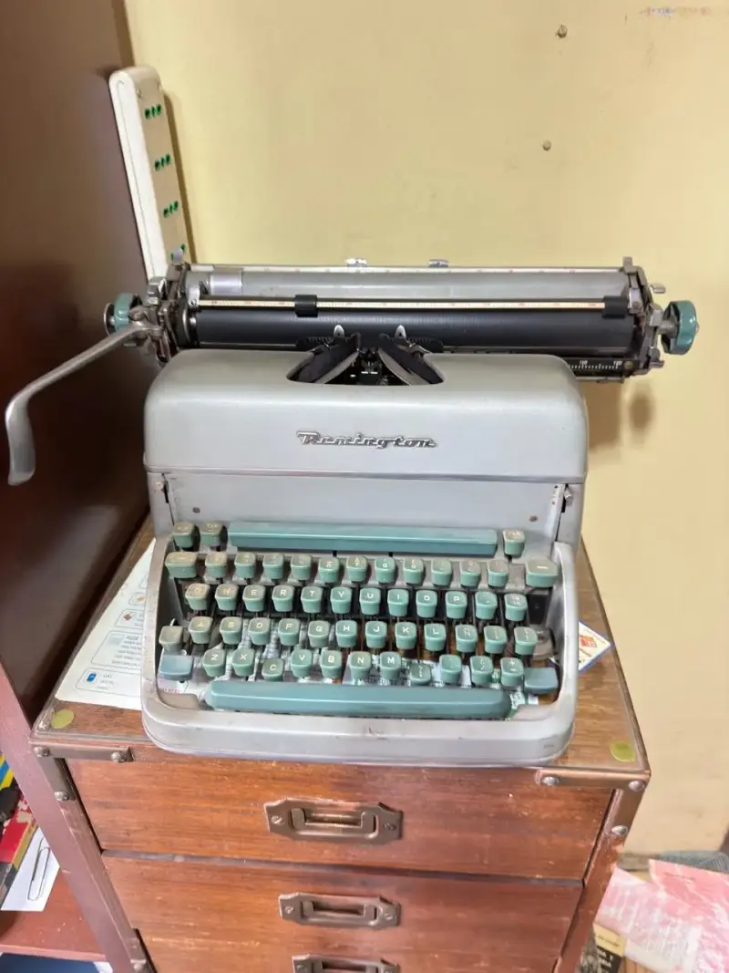 Máquina de escribir vintage Remington gris - 2