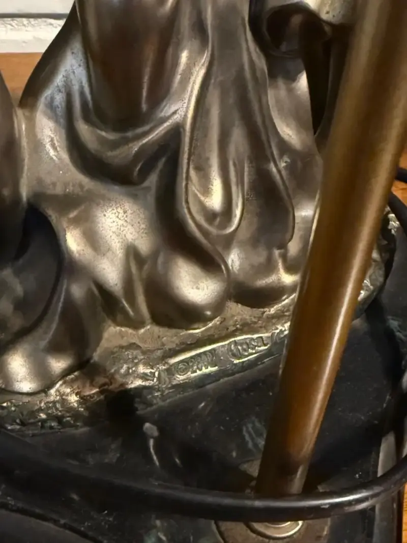 Lámpara de mesa con base escultural de bronce - 3