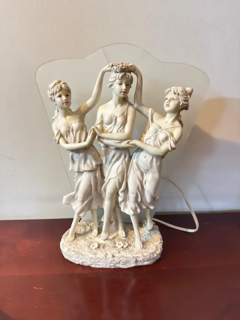 Lámpara decorativa de mesa con figuras clásicas - 1