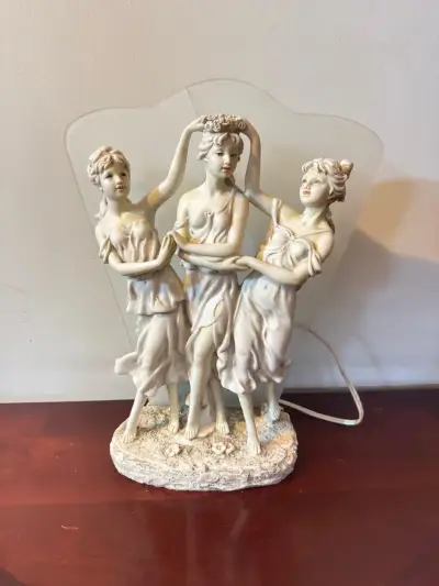 Lámpara decorativa de mesa con figuras clásicas - miniatura 1