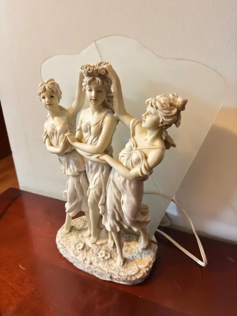 Lámpara decorativa de mesa con figuras clásicas - 2