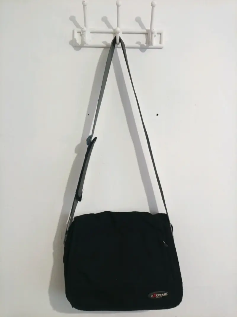 Bolso negro Extreme con múltiples bolsillos - 1