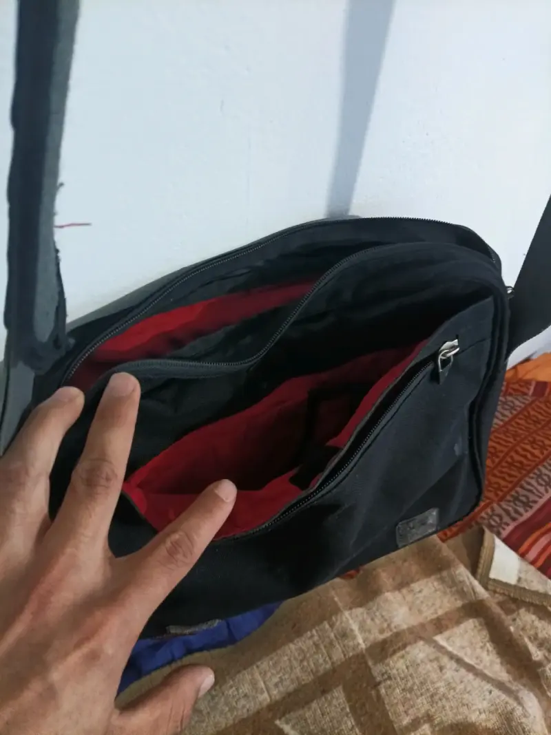 Bolso negro Extreme con múltiples bolsillos - 4