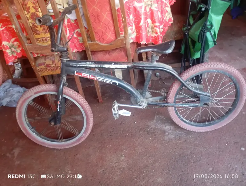 Bicicleta BMX Lahsen negra con neumáticos rojos