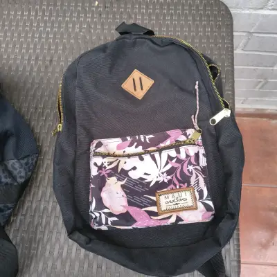 Mochila Maui And Sons con diseño floral - miniatura 1