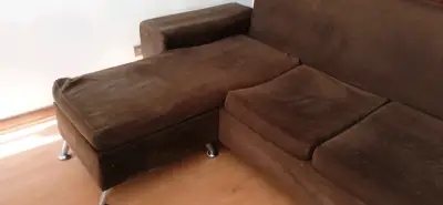 Sofá seccional de tela marrón con otomana - miniatura 2