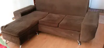 Sofá seccional de tela marrón con otomana - miniatura 3