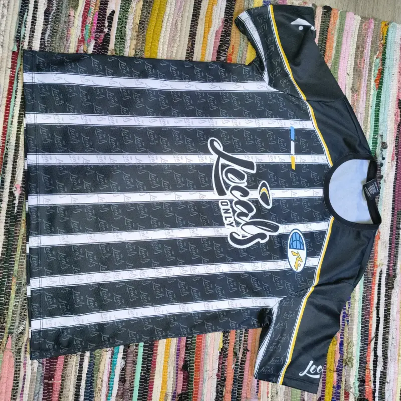 Camiseta deportiva rusty negra con rayas - 1