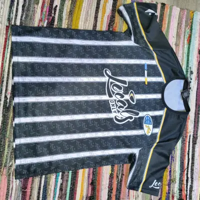 Camiseta deportiva rusty negra con rayas - miniatura 1