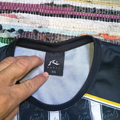 Camiseta deportiva rusty negra con rayas - miniatura 3