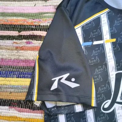 Camiseta deportiva rusty negra con rayas - miniatura 4