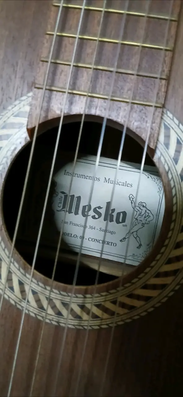 Guitarra clásica de madera en buen estado - 2