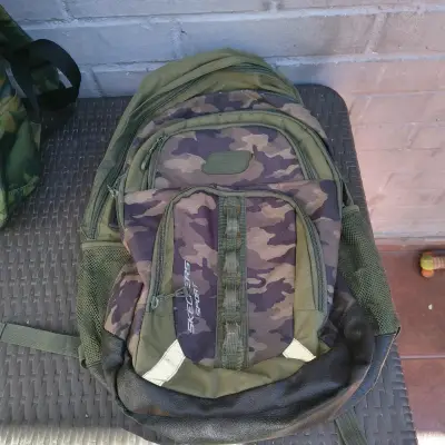 Mochila camuflada Skechers Sport con múltiples compartimentos - miniatura 1