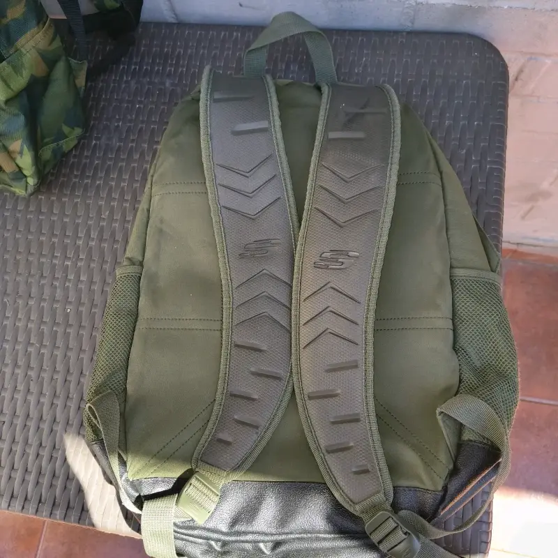 Mochila camuflada Skechers Sport con múltiples compartimentos - 2