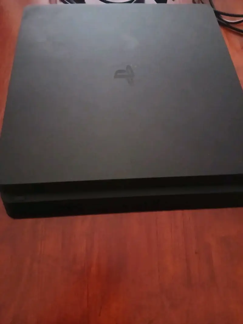 Consola PS4 con control rojo y juegos incluidos - 3