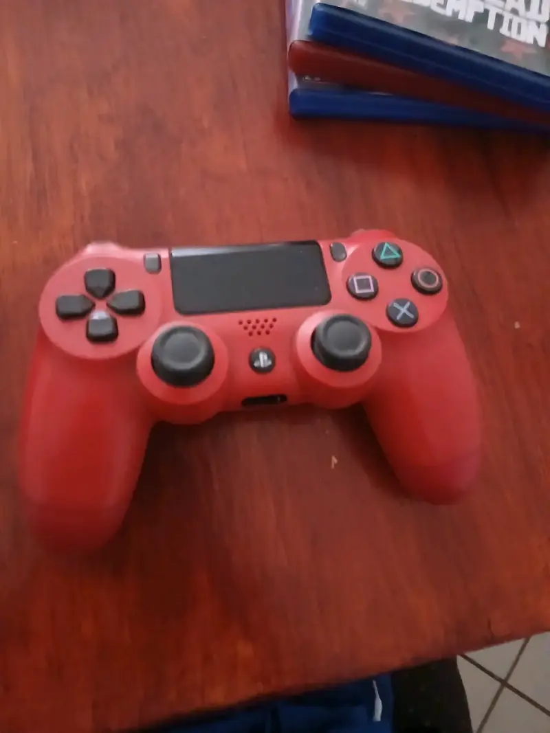 Consola PS4 con control rojo y juegos incluidos - 4
