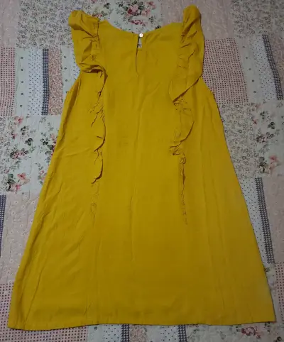 Vestido amarillo con volantes para mujer - miniatura 2