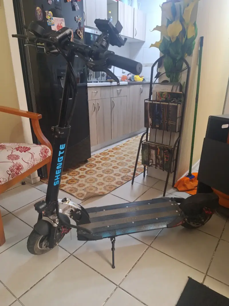 Scooter eléctrico plegable Shengte con soporte para celular - 2