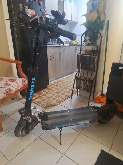 Scooter eléctrico plegable Shengte con soporte para celular - miniatura 2