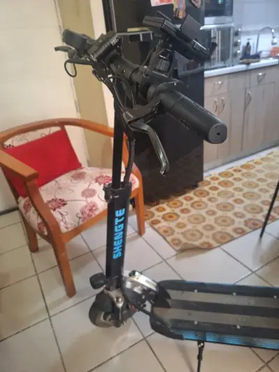 Scooter eléctrico plegable Shengte con soporte para celular - miniatura 3