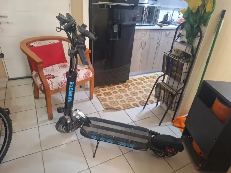 Scooter eléctrico plegable Shengte con soporte para celular - 4
