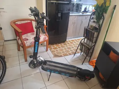 Scooter eléctrico plegable Shengte con soporte para celular - miniatura 4