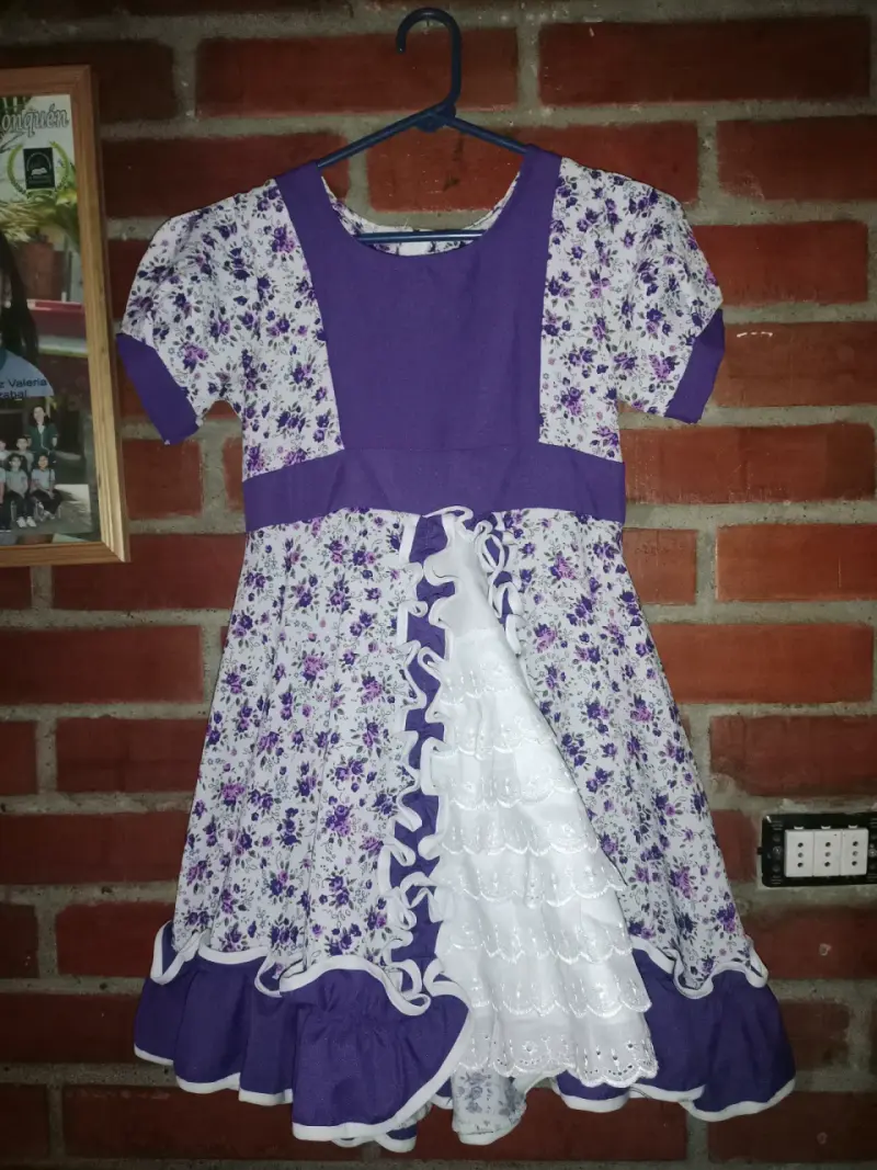 Vestido floral infantil con volantes