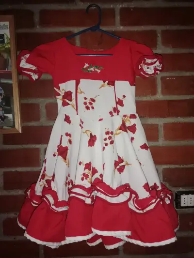 Vestido de fiesta infantil rojo con flores - miniatura 1