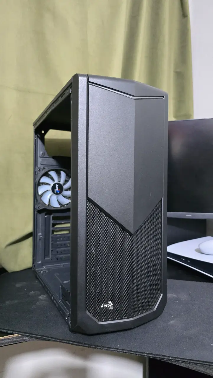 Gabinete PC Aerocool tomahawk negro con ventilador - 1