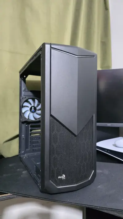 Gabinete PC Aerocool tomahawk negro con ventilador - miniatura 1