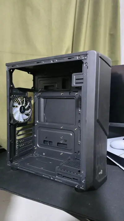 Gabinete PC Aerocool tomahawk negro con ventilador - miniatura 2