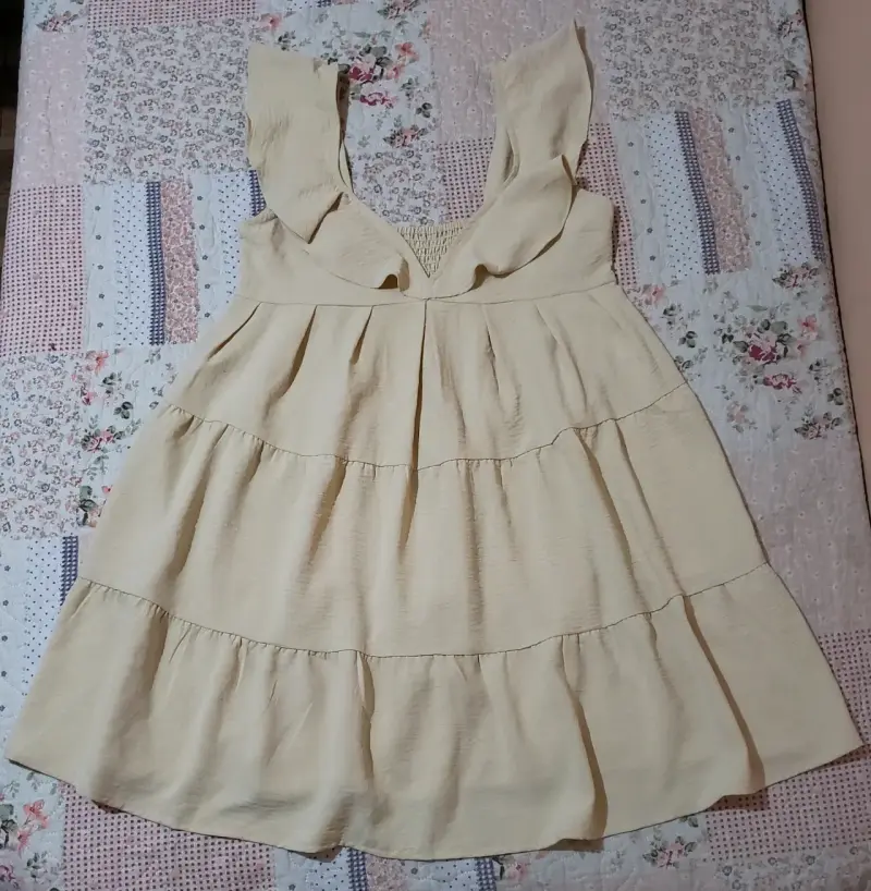 Vestido corto beige con volantes