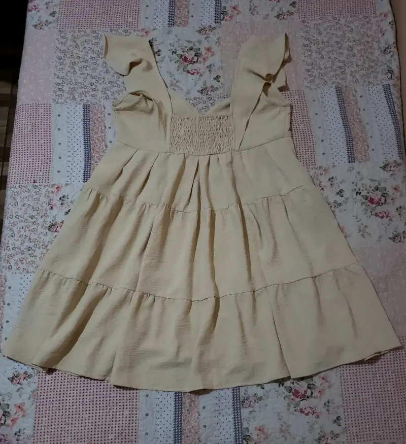 Vestido corto beige con volantes - 2