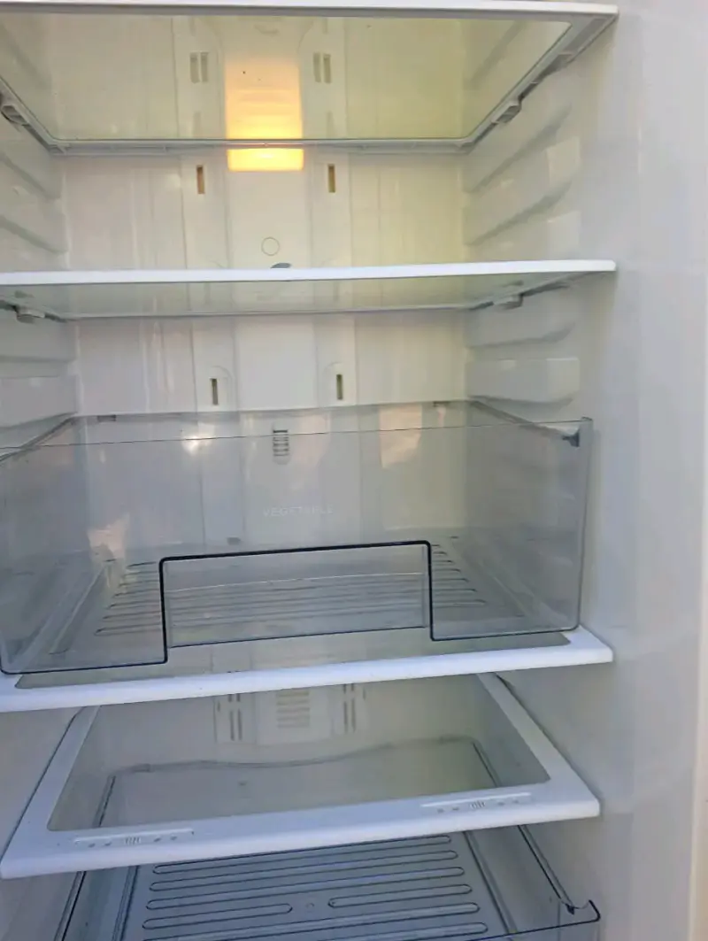 Refrigerador Daewoo con congelador inferior - 2
