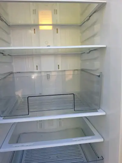 Refrigerador Daewoo con congelador inferior - miniatura 2